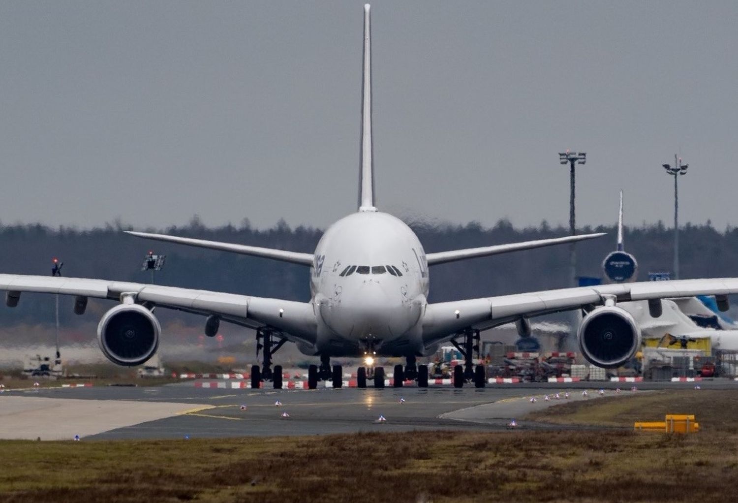 La triste partida de un gigante: otro A380 vuela hacia el desierto