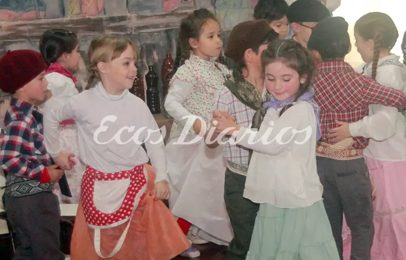Prendas, folclore y jinetes en el festejo del Día de la Tradición
