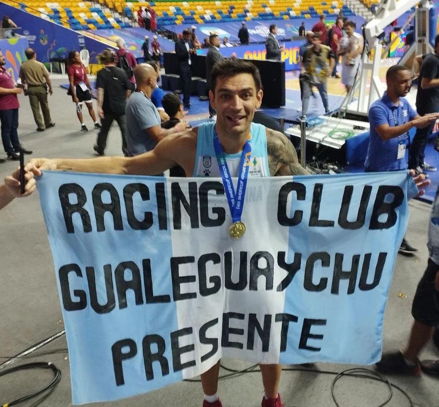 Tras ganar la Americup, Carlitos Delfino posó con una bandera de Racing