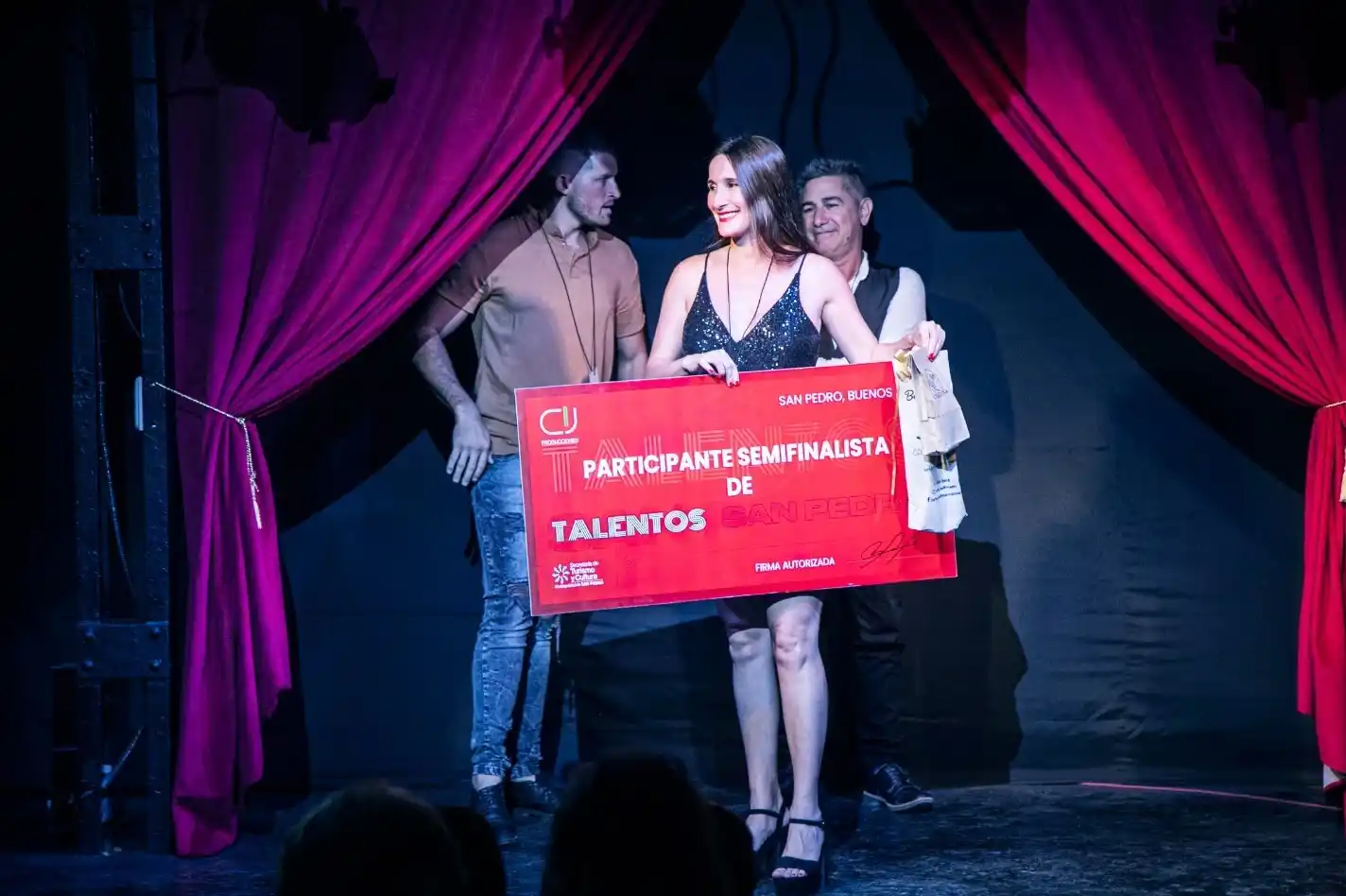 La cantante profesional Vanesa Mardesena ganó la última gala del show de talentos y pasó a semifinales
