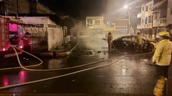 ¡VIOLENCIA SIN FRENOS! Explotan dos carros bombas en provincia bajo estado de excepción en Ecuador