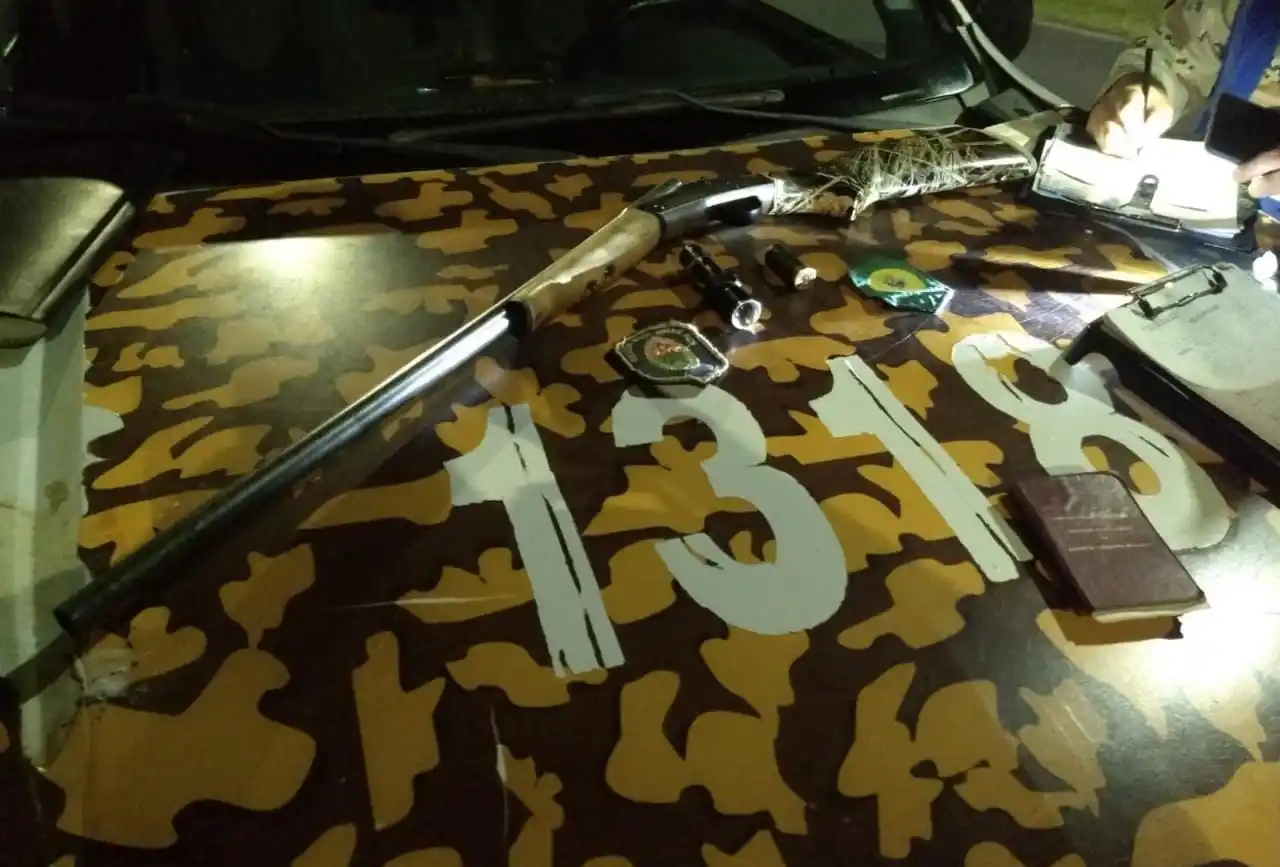 La Brigada Gualeguaychú interceptó a dos hombres que estaban cazando ilegalmente de noche