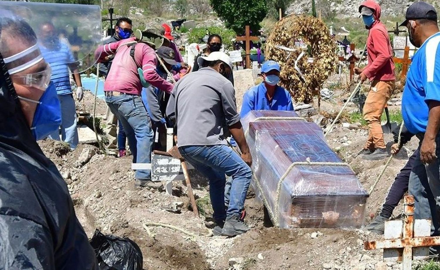 México bate nuevo récord de contagios y muertes por coronavirus