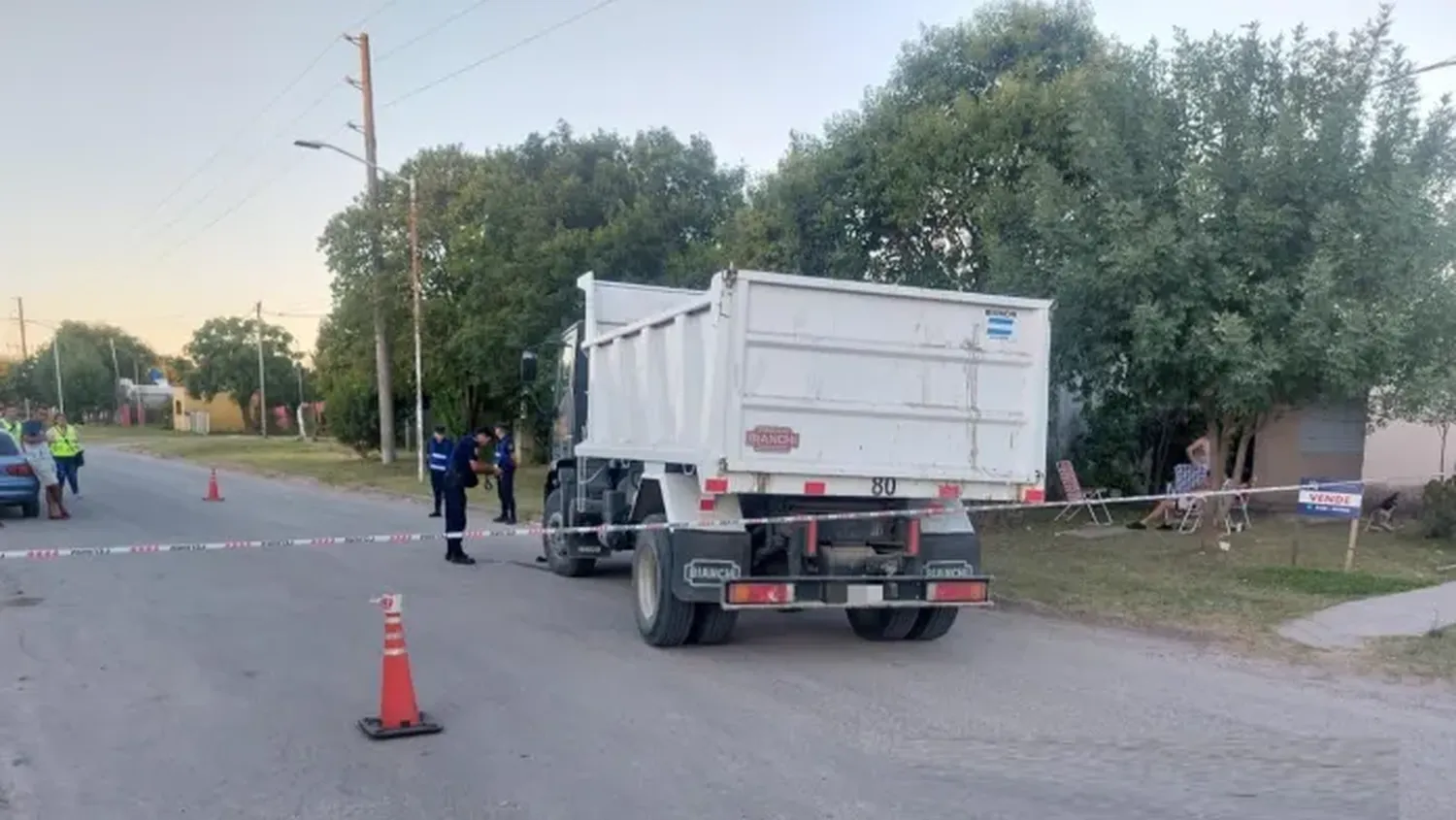 Un empleado municipal cayó del camión y fue aplastado: le amputaron la pierna de urgencia y lo internaron