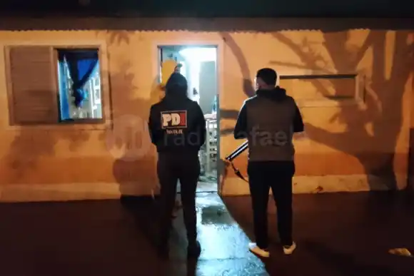 Una pareja amenazó de muerte y encerró en una habitación a un hombre para robarle: están presos