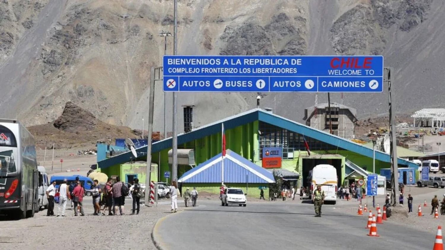 Muchos turistas argentinos eligen la vía terrestre para ingresar a Chile.