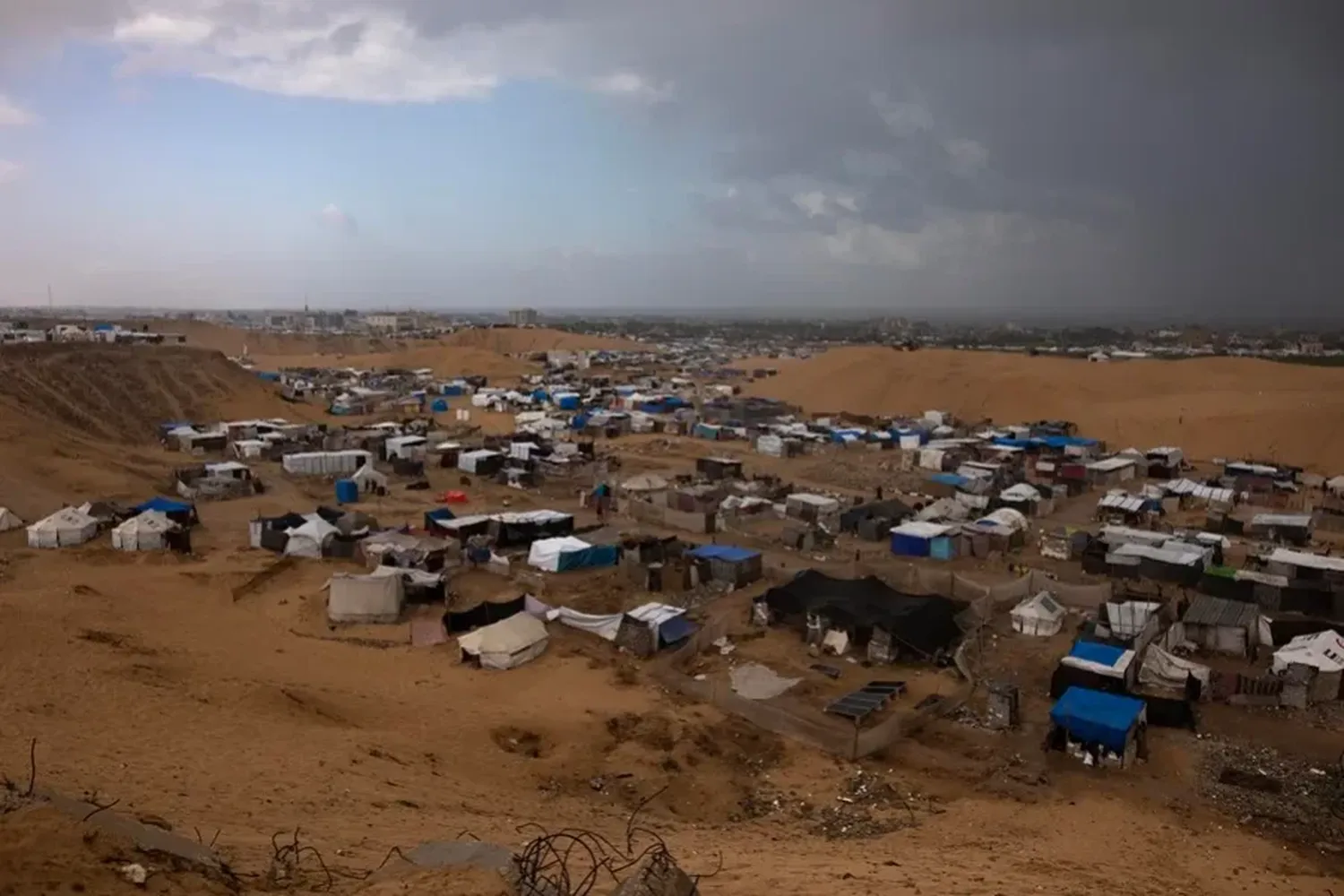 Una vista de las tiendas de campaña en un campamento para desplazados en el campamento de Jan Yunis. EFE/EPA/Haitham Imad