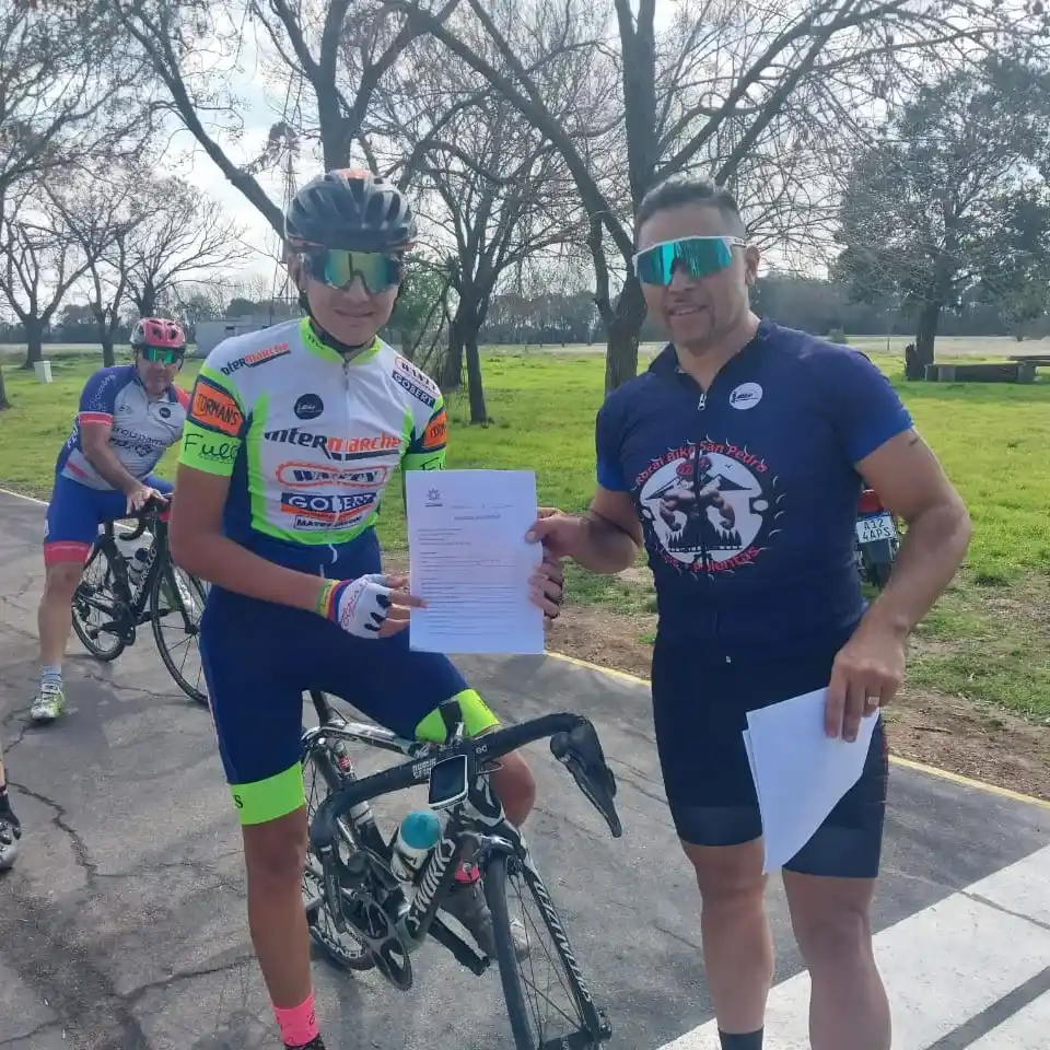 Ciclismo: Entrega de becas para tres jóvenes ciclistas