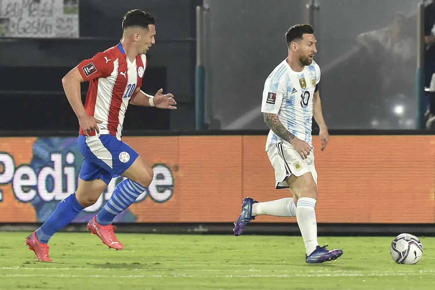 Messi busca pasar la pelota, tras escapar de Morel.