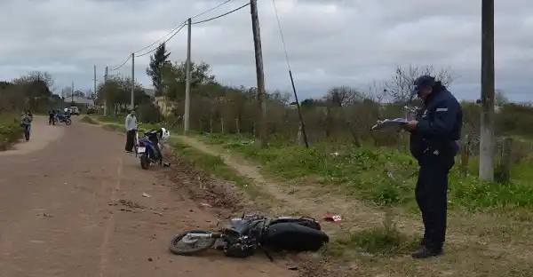 Adolescentes en moto se rozaron y al caer chocaron a peatones