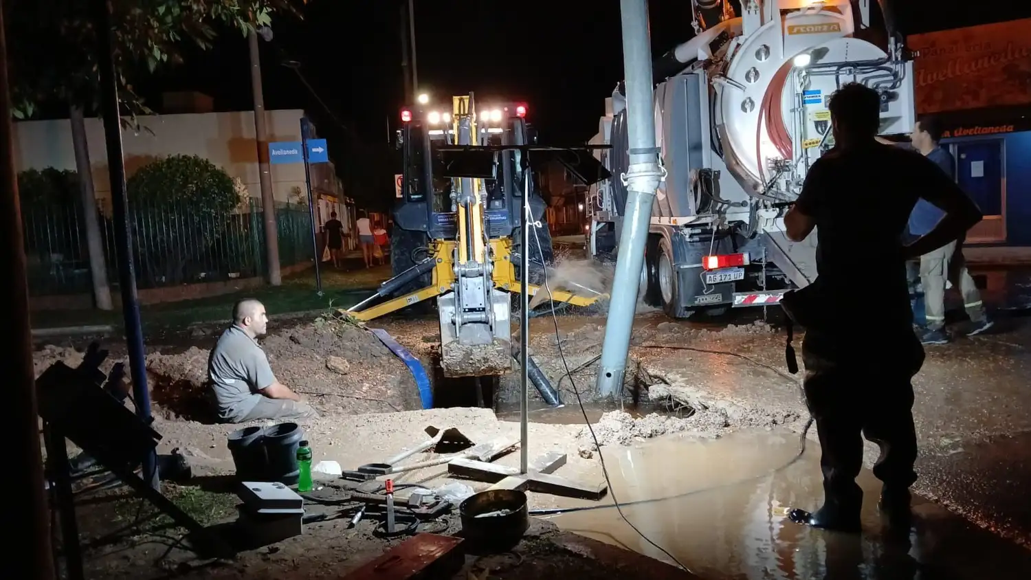 Tras casi cinco horas de trabajo, Obras Sanitarias logró reparar la rotura de un caño de 140 mm