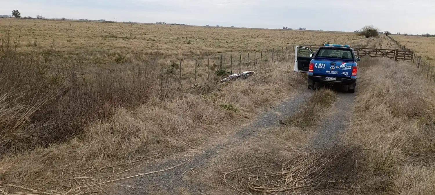 A un costado de la camioneta policial, la moto robada. Foto: URVIII