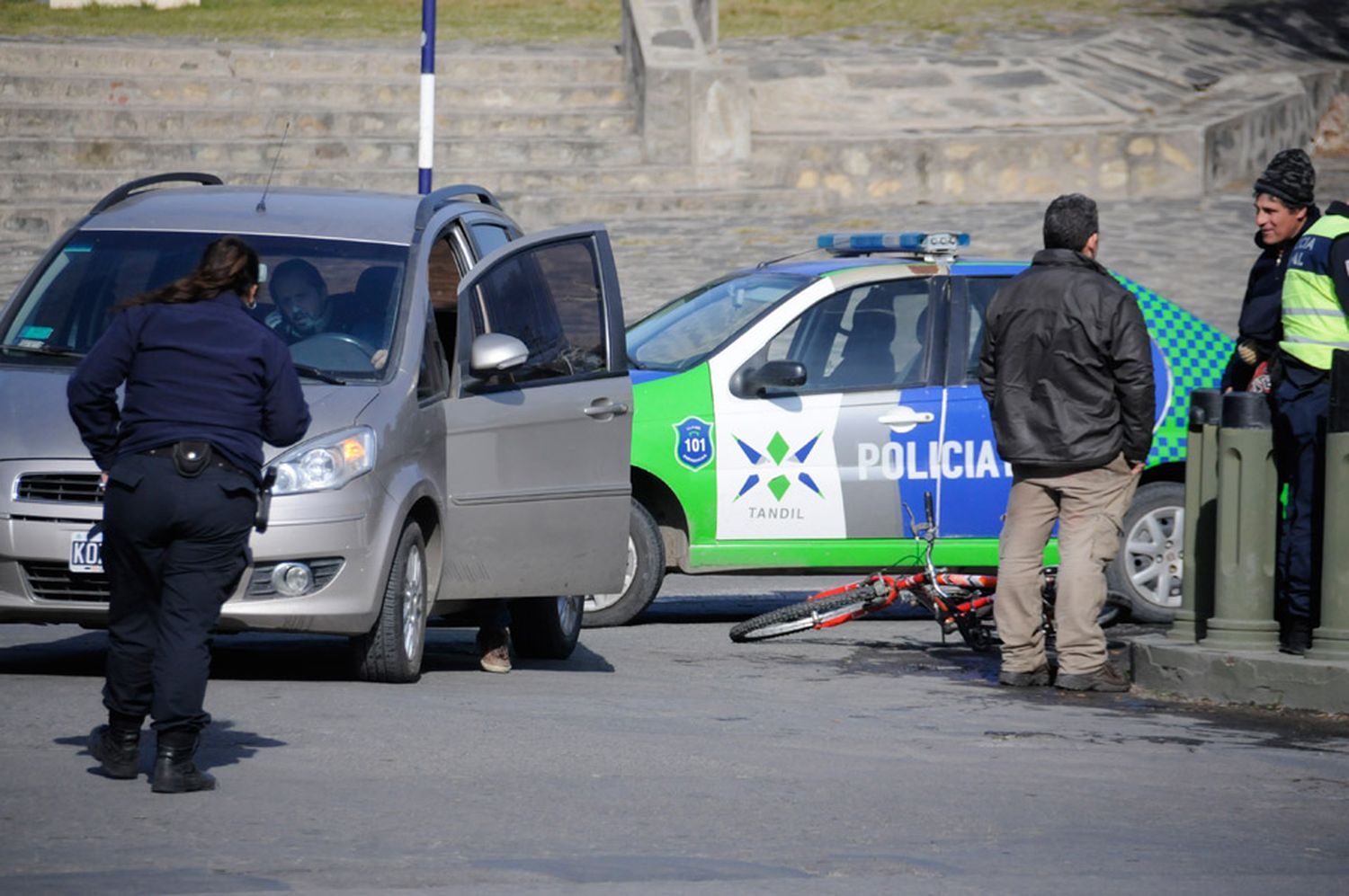 Una ciclista fue trasladada al Hospital tras colisionar con un auto