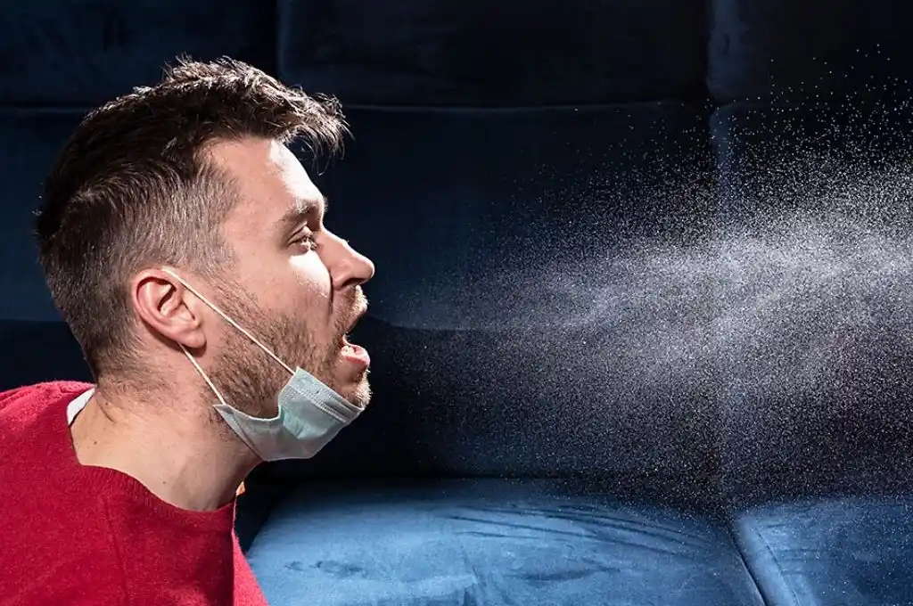 Covid: recomiendan no hablar ni comer en el transporte público y en las filas del super