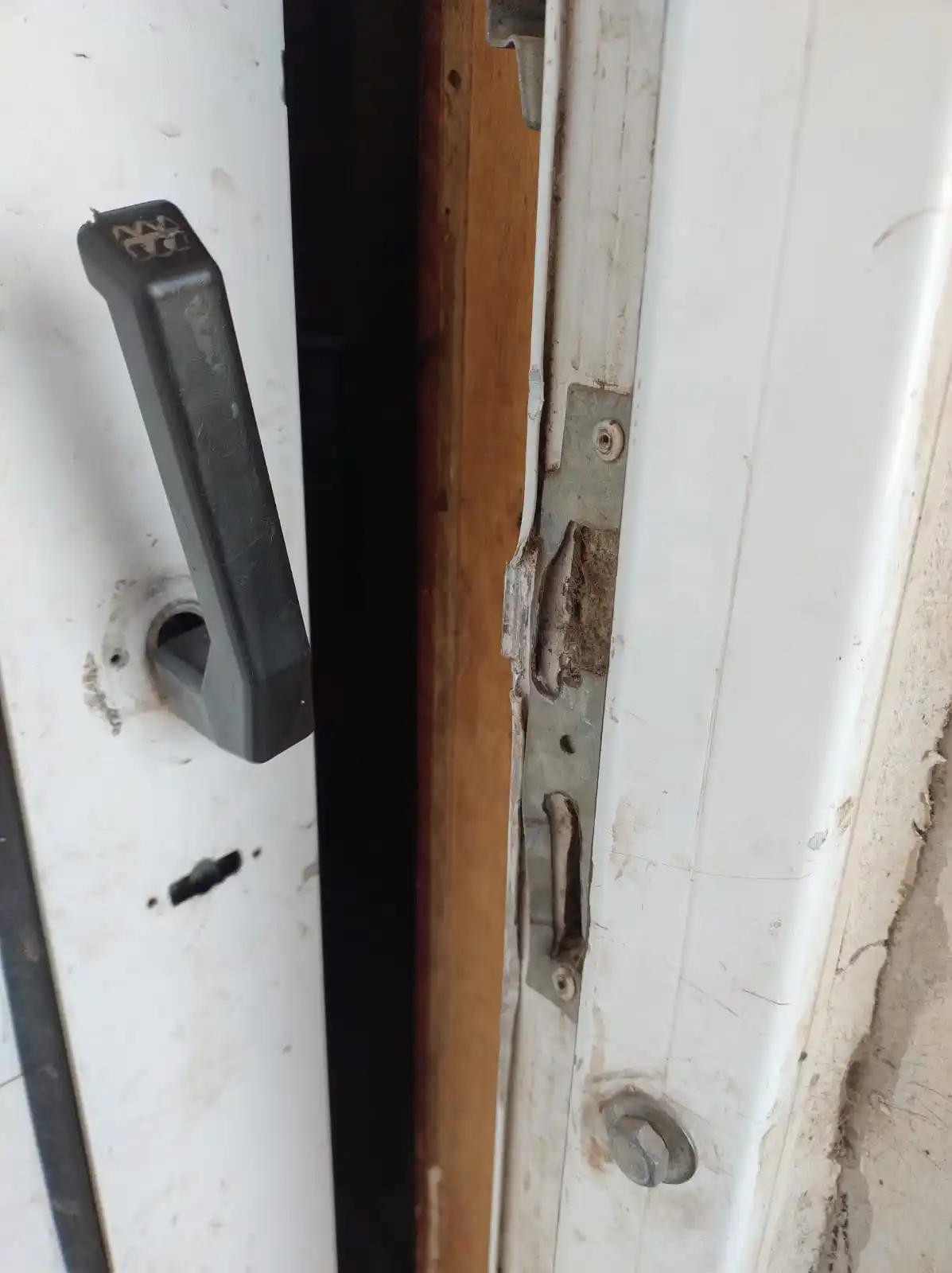 Puerta forzada en Alicia