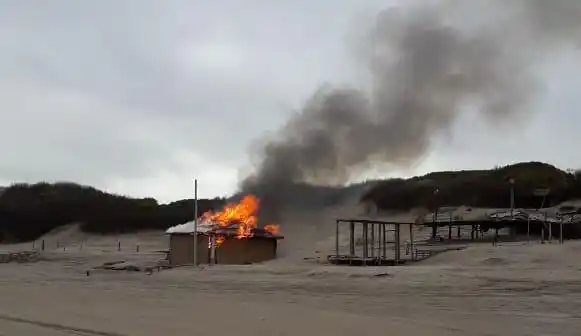 Vándalos en moto incendiaron y destruyeron otro bar de playa