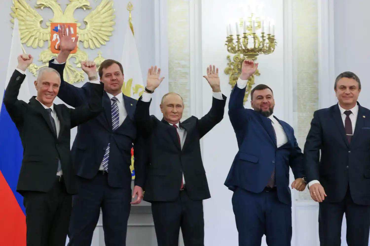Vladimir Putin junto a los líderes de las regiones anexadas.