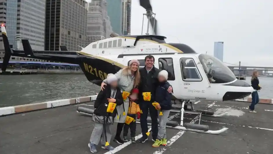 Agustín Escobar y su familia antes de abordar el viaje en helicóptero sobre el río Hudson