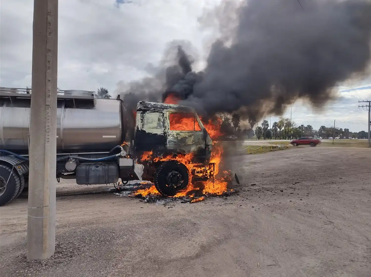 La cabina de un camión lechero fue consumida por el fuego frente a una empresa láctea