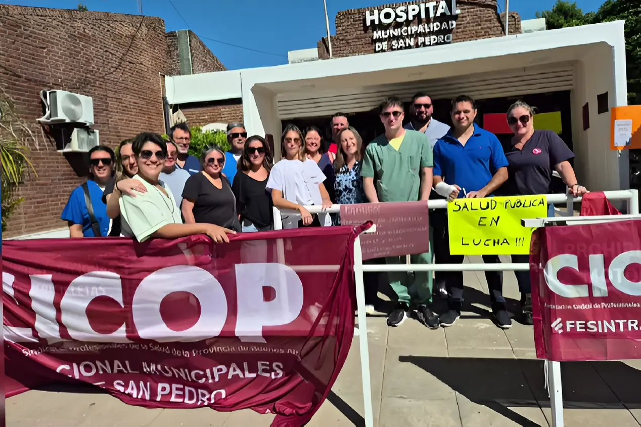 Los médicos de Ciciop San Pedro, en las puertas del Hospital.