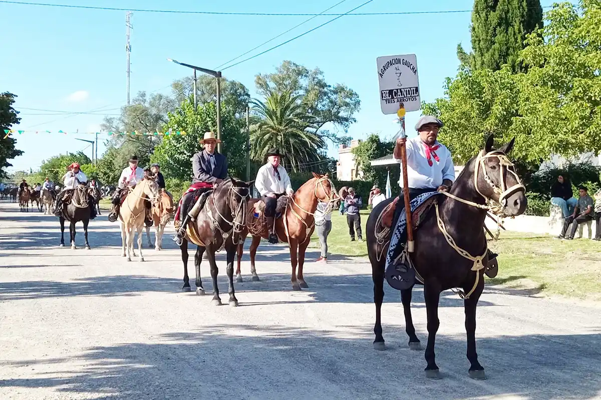 Tradicional. Desfile por las calles del pueblo, dio inicio a la grata celebración