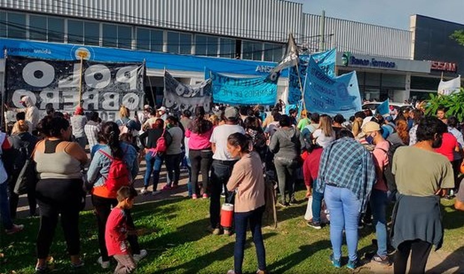 Por espacio de una hora, las organizaciones sociales protestaron frente al edificio del Anses cortando la circulación sobre la avenida Gutnisky.