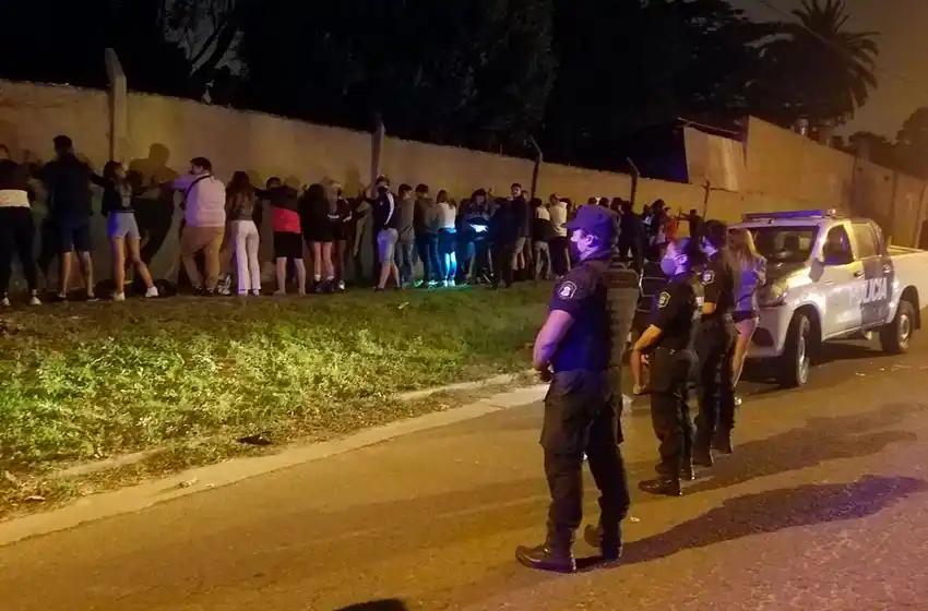 Desarticularon una fiesta clandestina en Los Pinares