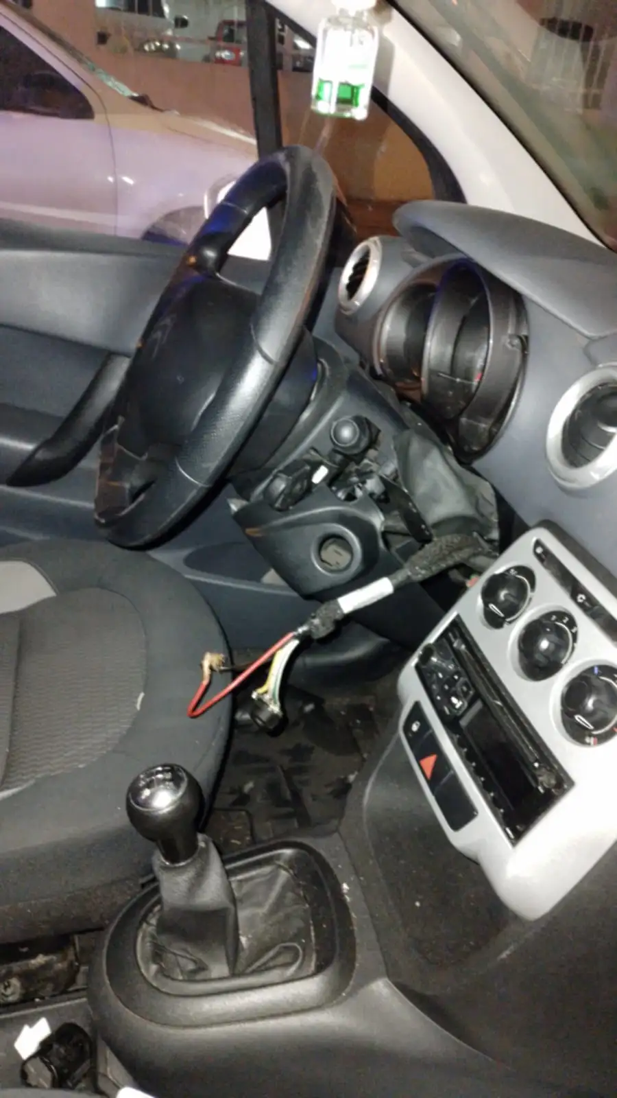 Los menores intentaron dar arranque al auto.