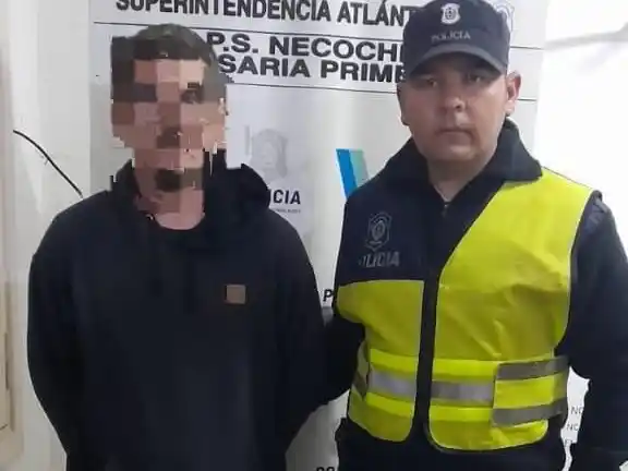 Una pareja detenida, acusada de un robo en un comercio