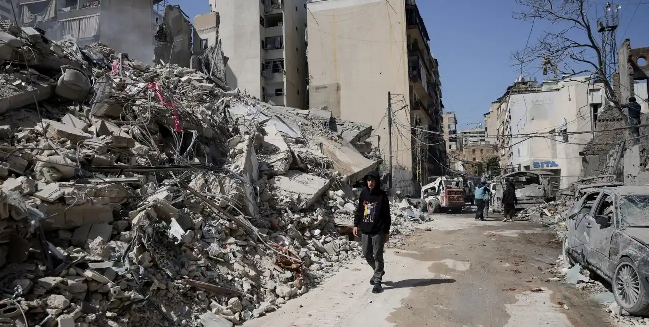 Destrozos en Beirut este miércoles tras los ataques. Crédito: REUTERS/Khalil Ashawi