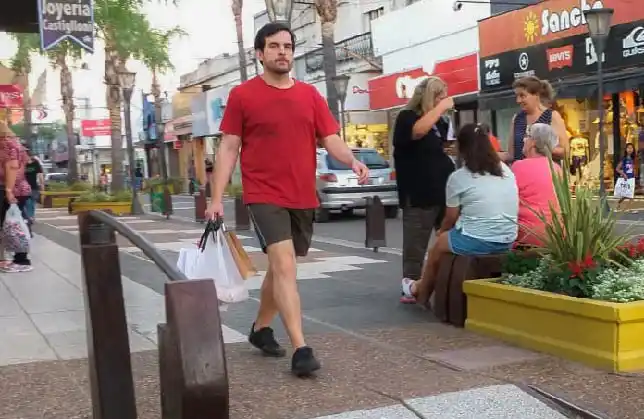 Compras a último momento: Aunque menos y más barato, la gente salió a buscar regalos