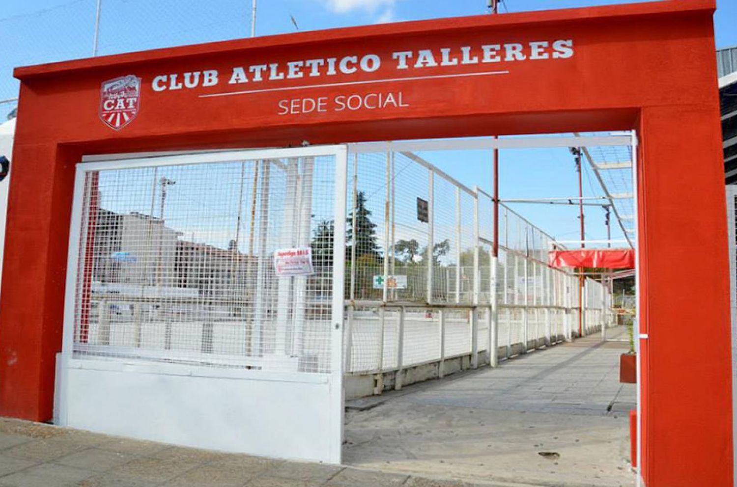 Clubes en crisis: avanzar y patear la pelota hacia adelante