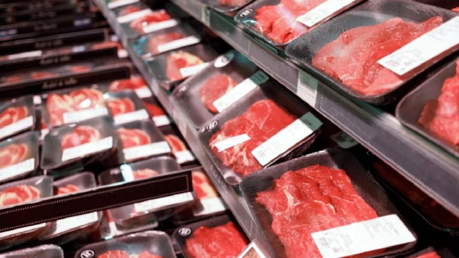 Fue al supermercado y reaccionó al ver que algo se movía en la góndola de carnes