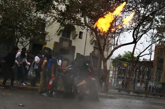 Conflicto en Chile: atacaron la embajada de Argentina