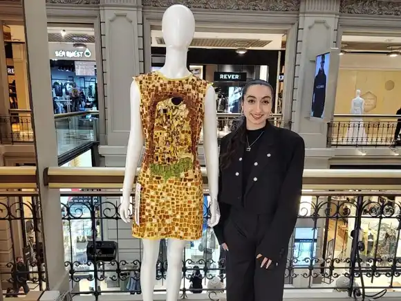 Una estudiante confeccionó un vestido con cáscaras de naranja y fue premiada