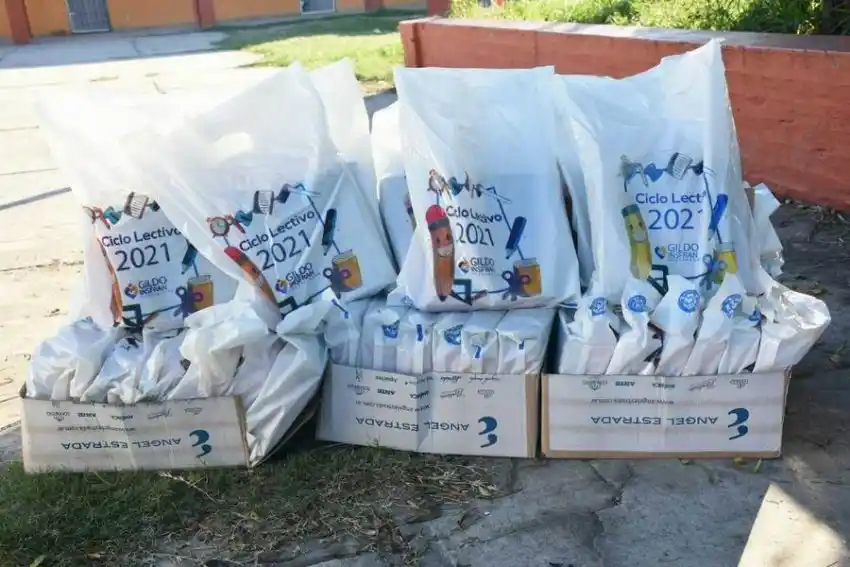 Avanza la entrega de útiles e indumentaria escolar para docentes y estudiantes