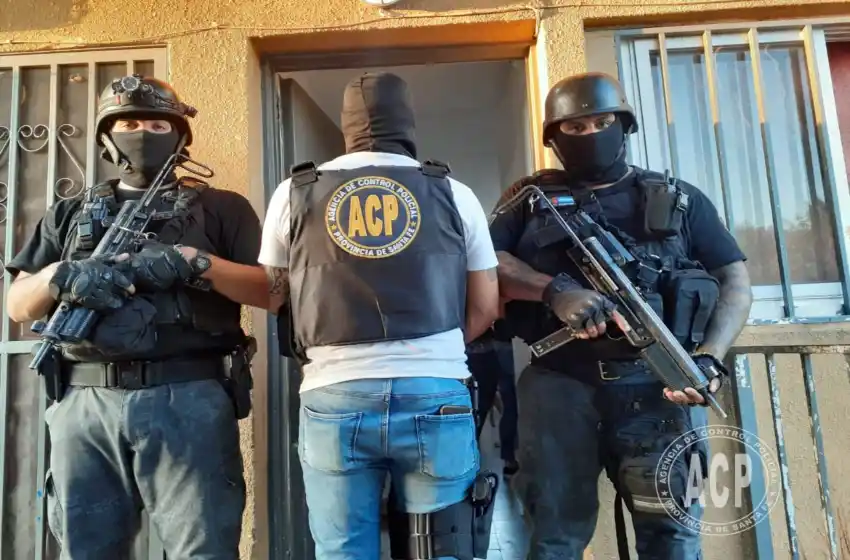 Allanaron la casa de un jefe policial en la causa por el doble crimen en el cantobar