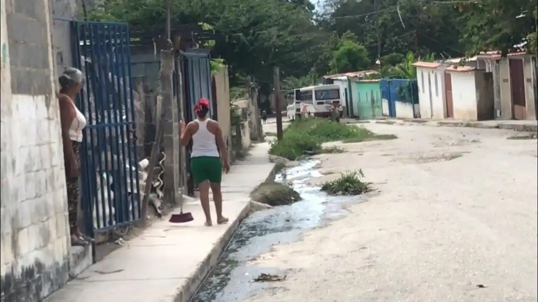 CLOACAS, entre agua putrefacta viven cientos de familias en Barquisimeto
