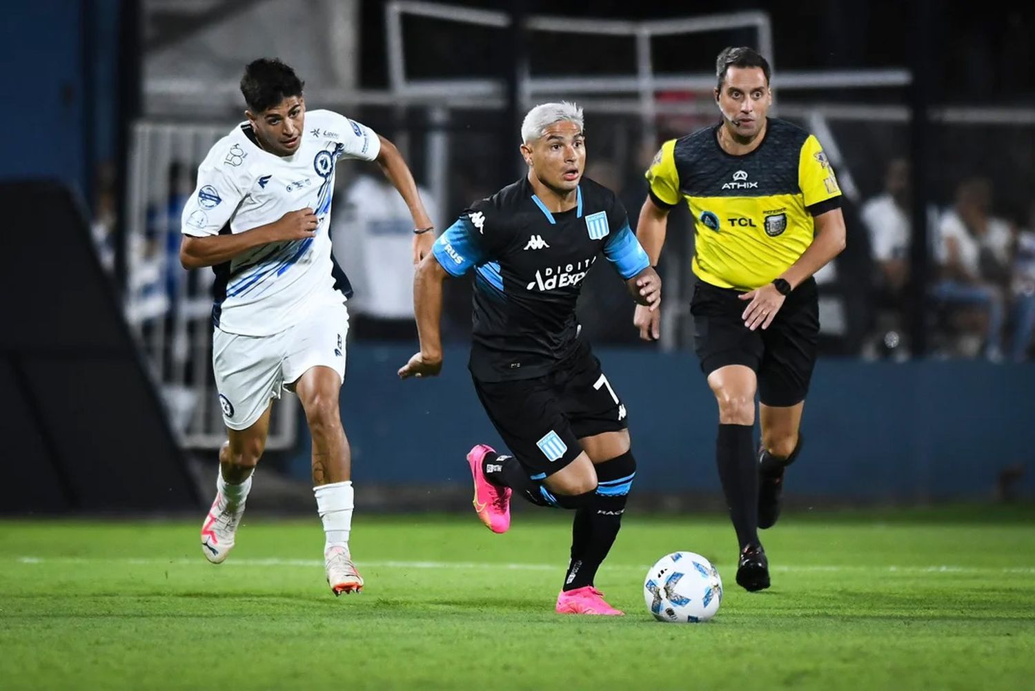 Racing goleó a San Martín de Burzaco y sigue adelante