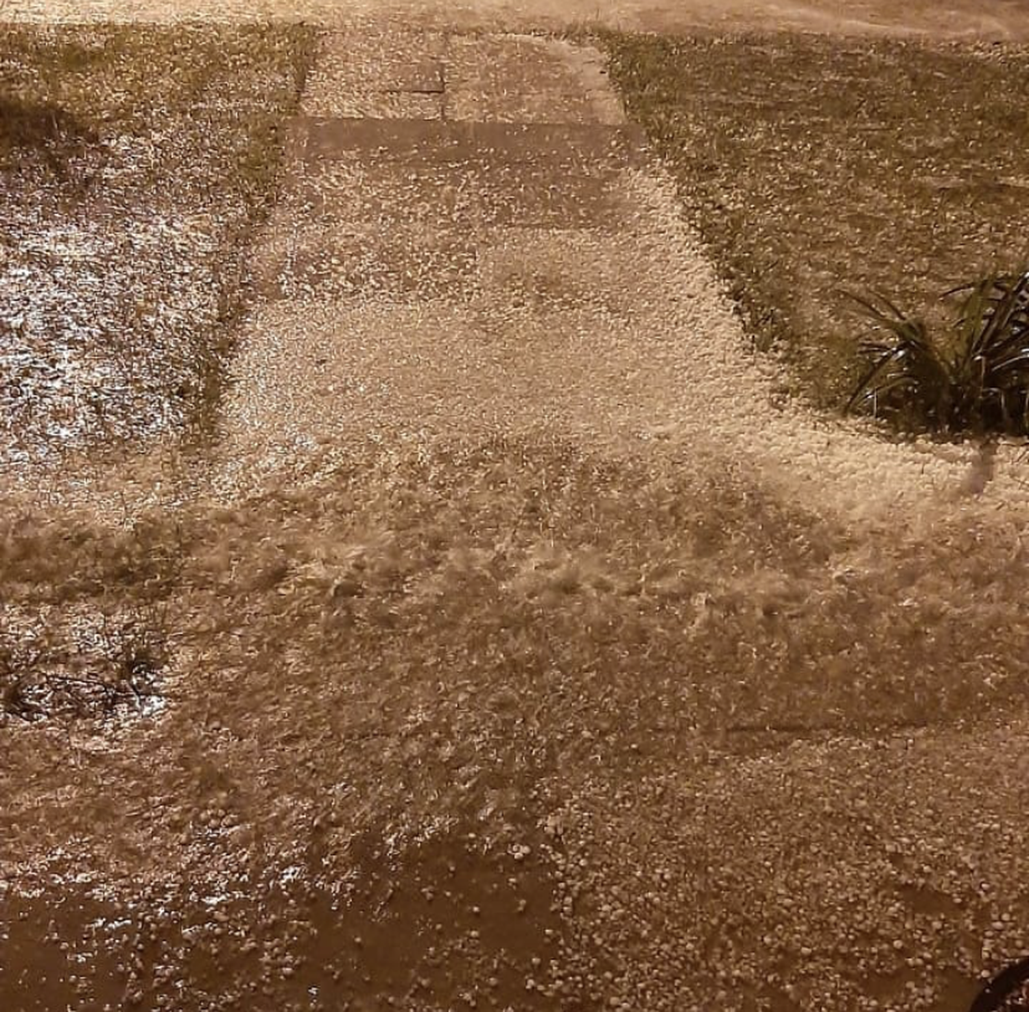 Fuerte temporal con abundante caída de granizo en Tandil