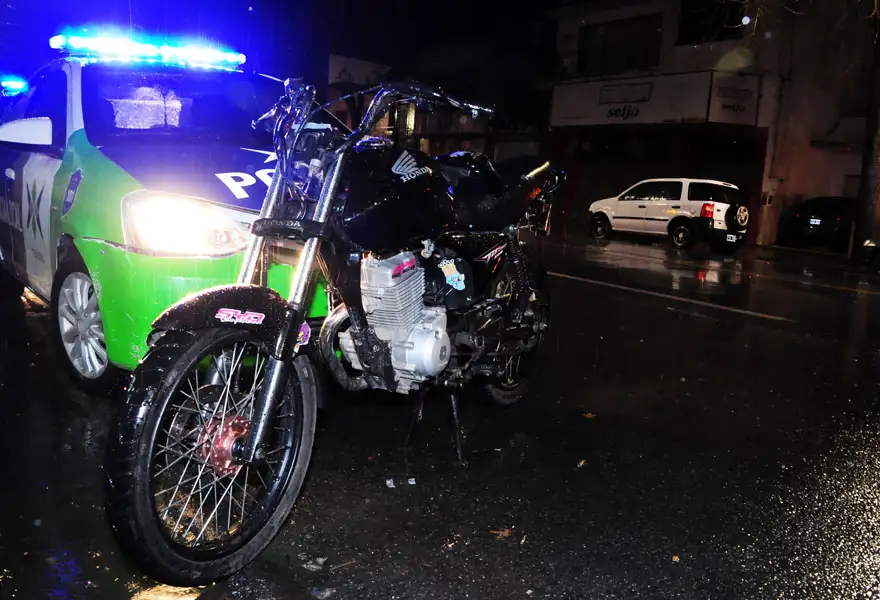 Un motociclista sufrió heridas al chocar con una camioneta