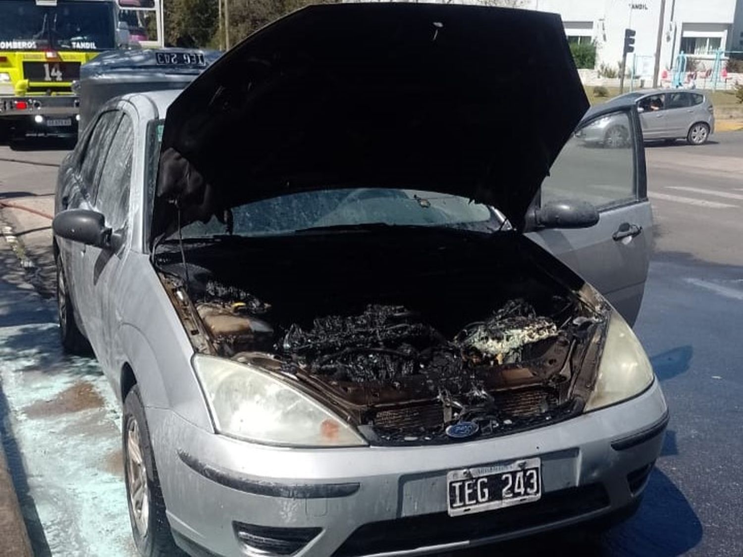 Un auto se incendió en la avenida España