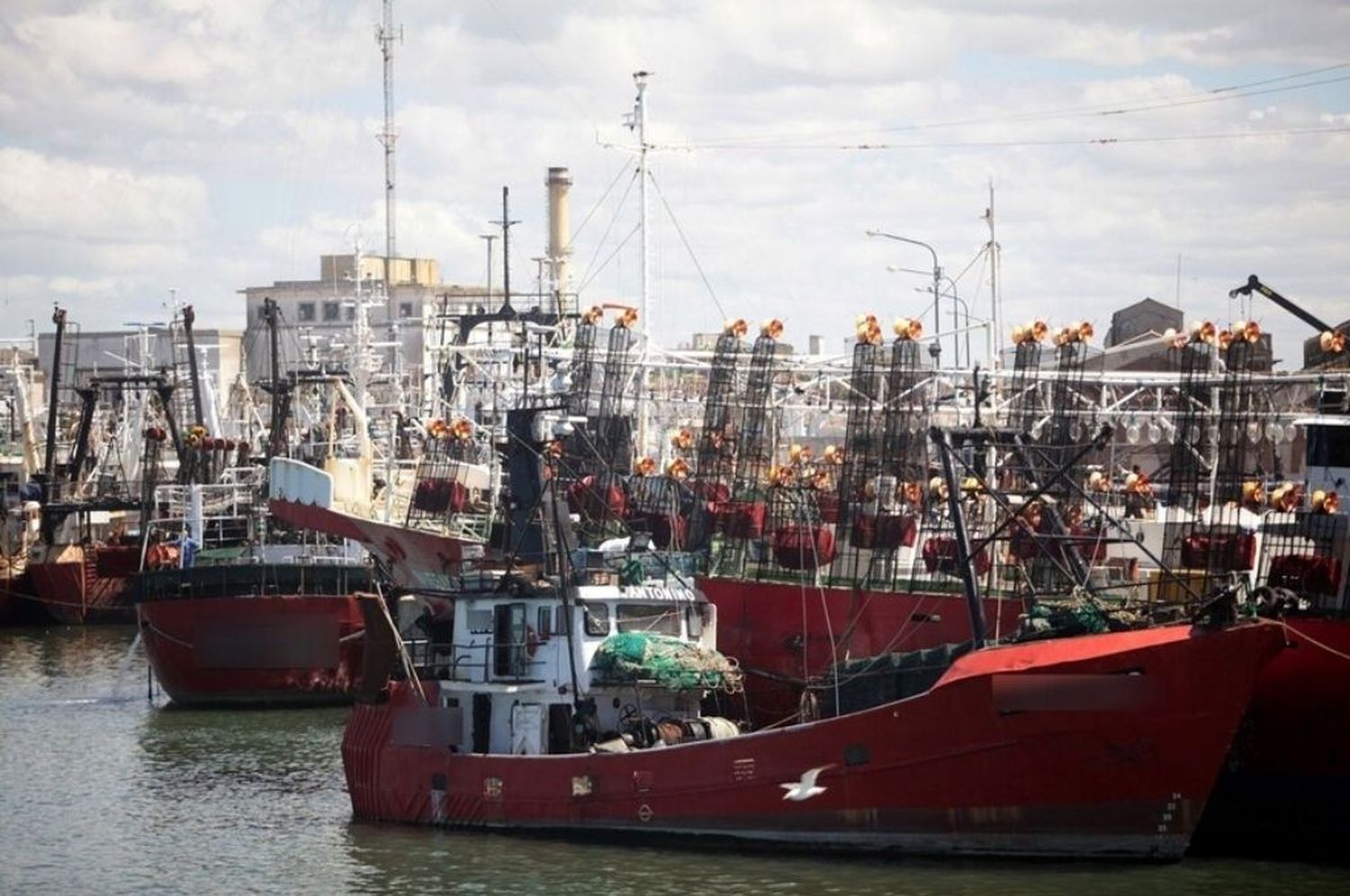 Murió un marinero tras caer al mar desde un pesquero