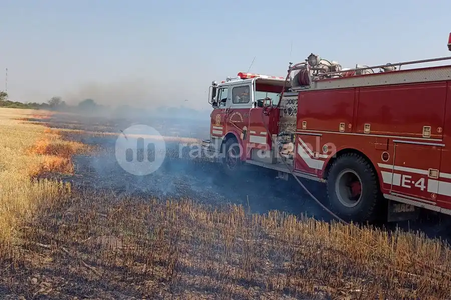 El calor y el viento factores que ayudan al fuego