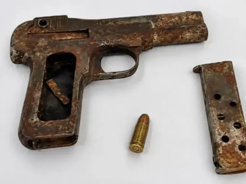 La pistola calibre 32 que un alumno de 13 años llevó en su mochila
