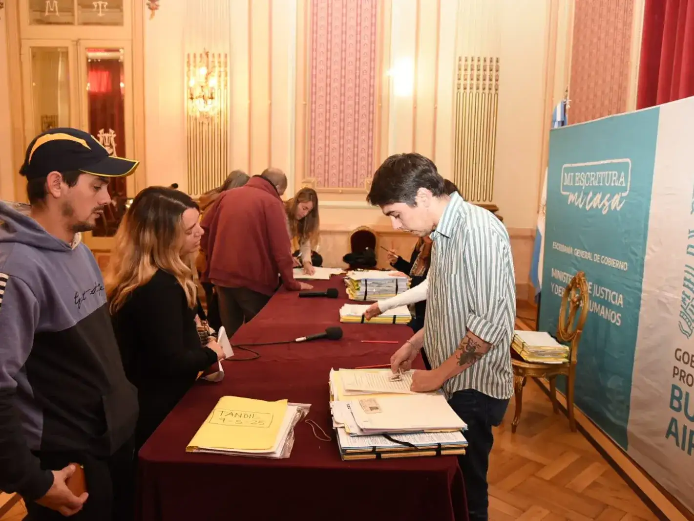 Durante el encuentro, 318 familias firmaron sus títulos de propiedad junto con las actas de afectación a la protección de la vivienda, conocidas como bien de familia.