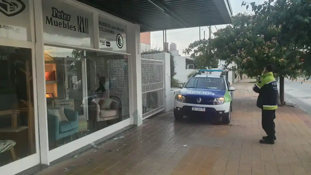 Rompieron esta madrugada la vidriera de un local ubicado en Buzón al 600