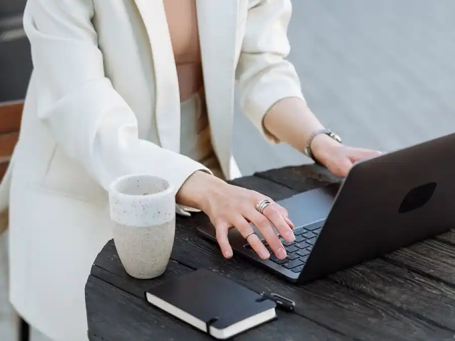 Llovet advirtió sobre la necesidad de adaptarse a un entorno digital en constante transformación.