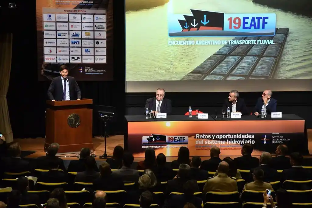 El gobernador durante la apertura del XIX Encuentro Argentino de Transporte Fluvial en Rosario