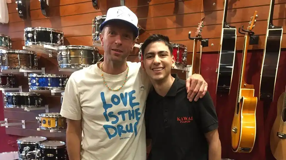 Chris Martin de Coldplay fue a comprar una guitarra, cantó con los vendedores y hasta les regaló entradas